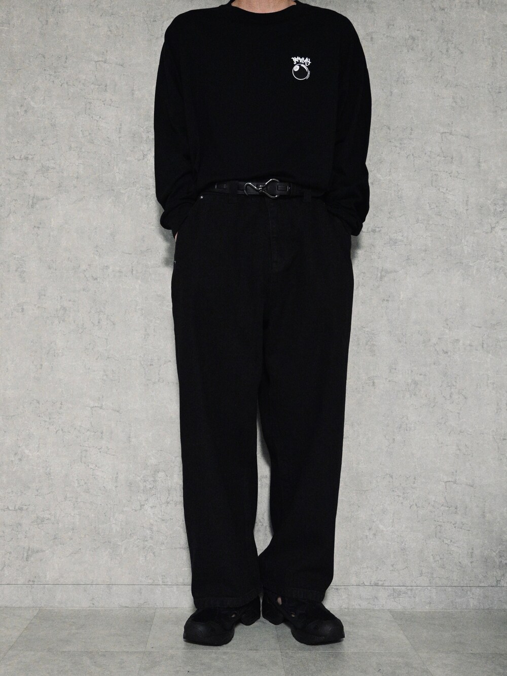 「春のNewスタイル、バックプリント、ロンT」｜「ILL'Sの24SS 8ボール&ダイス ワンポイント刺繍 / バックプリント ビッグシルエットロンT カットソー ユニセックス【ILL'S】（Tシャツ/カットソー、ブラック系）」を使った、ちょびさん（メンズ・184cm）の春コーディネートの1枚目の写真