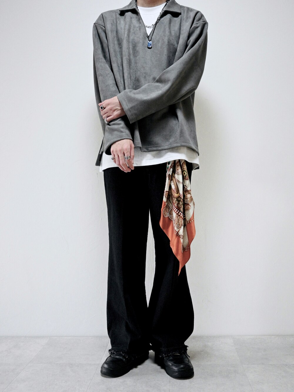 グレー系のシャツ/ブラウス、ブラック系のデニムパンツ、ブルー系のネックレスを着用したメンズの秋コーディネートの1枚目の写真