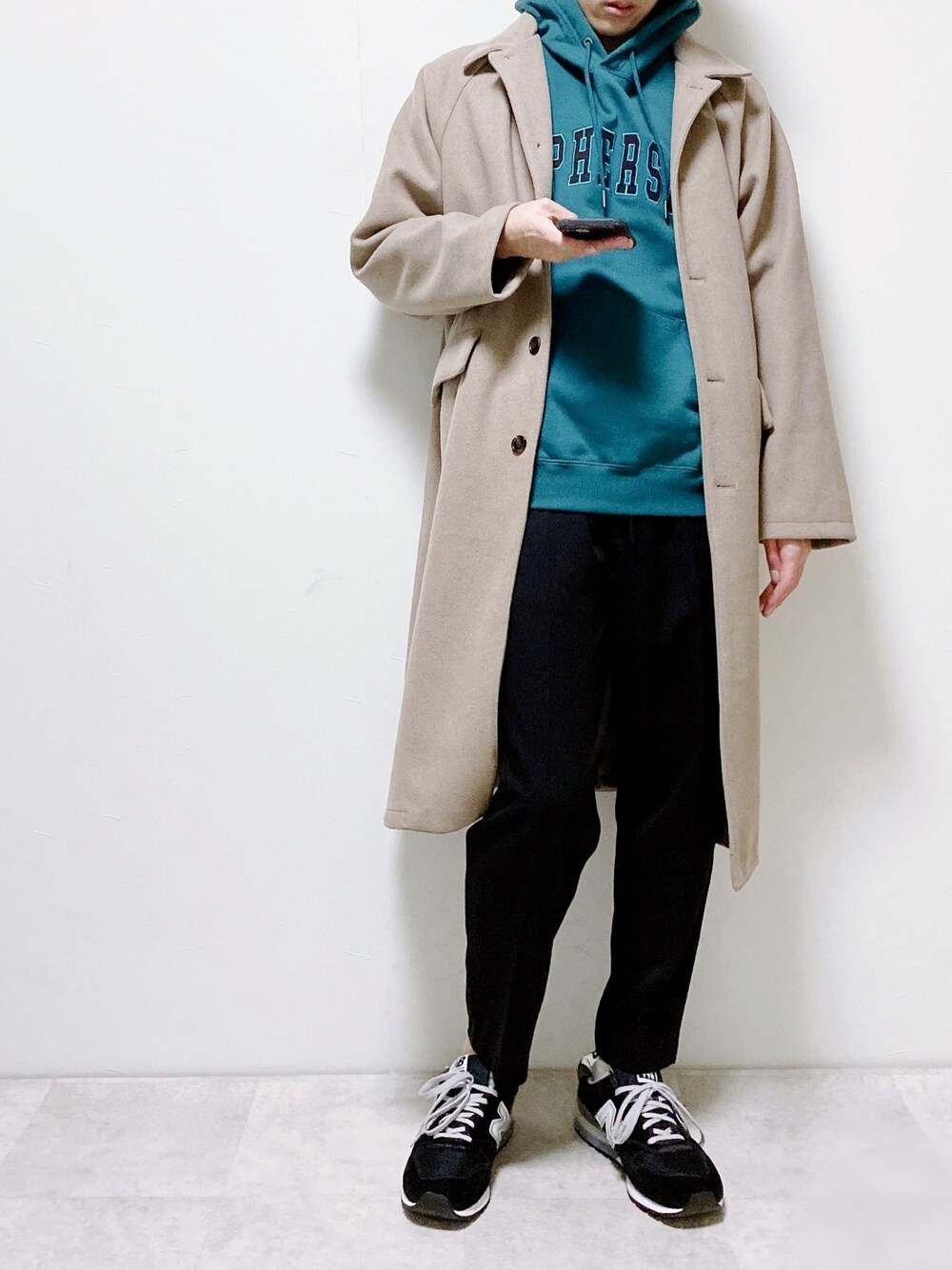 「冬コーデ、パーカー、グリーン、スラックス」｜「CYPHER3の【60】CYPHER3/サイファーサム Arch Classic Logo Hoodie（パーカー、グリーン系）」を使った、ちょびさん（メンズ・184cm）の冬コーディネートの1枚目の写真