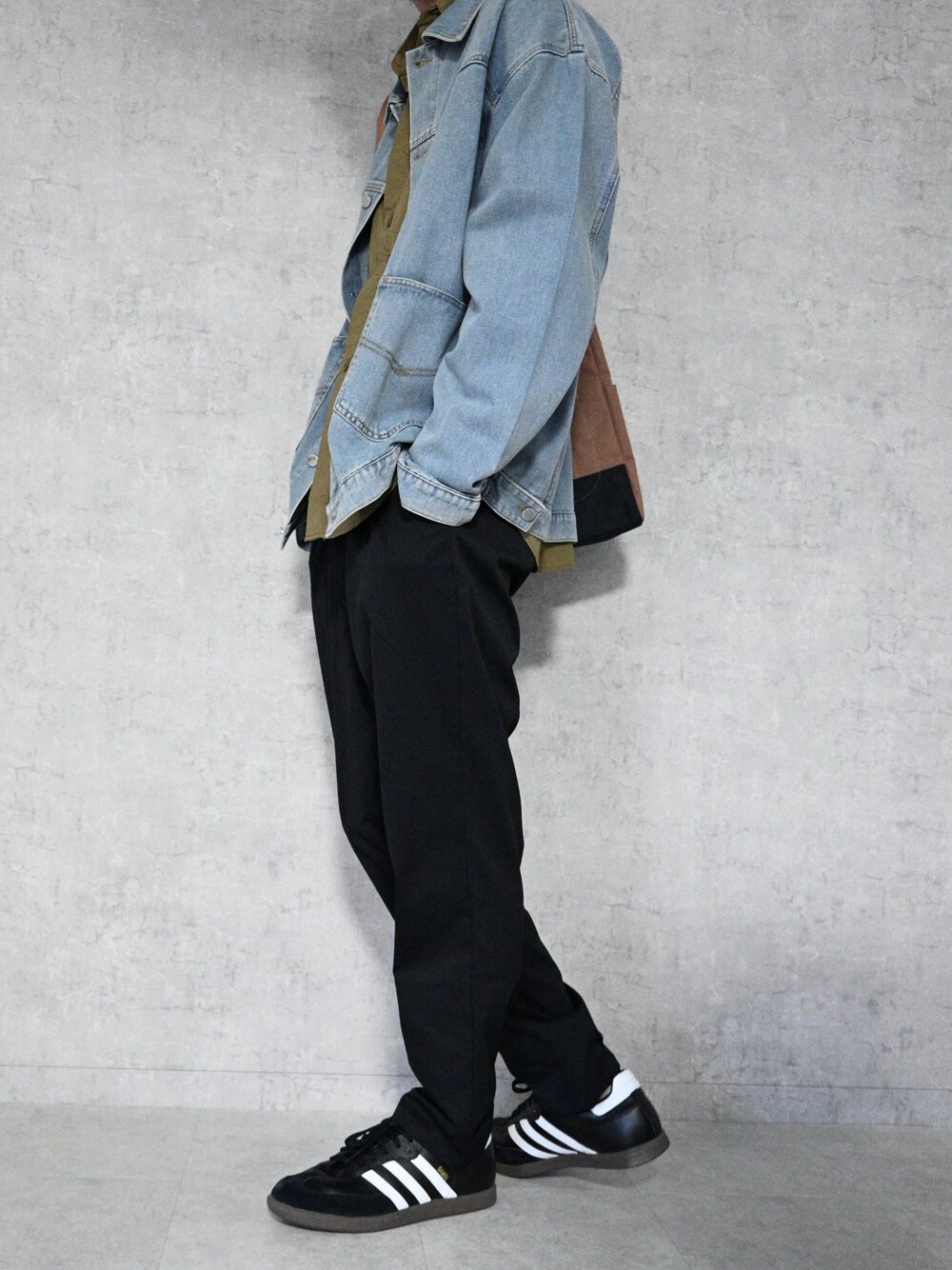 ブラック系のチノパンツ、ブルー系のデニムジャケット、ベージュ系のシャツ/ブラウスを着用したメンズの秋コーディネートの1枚目の写真