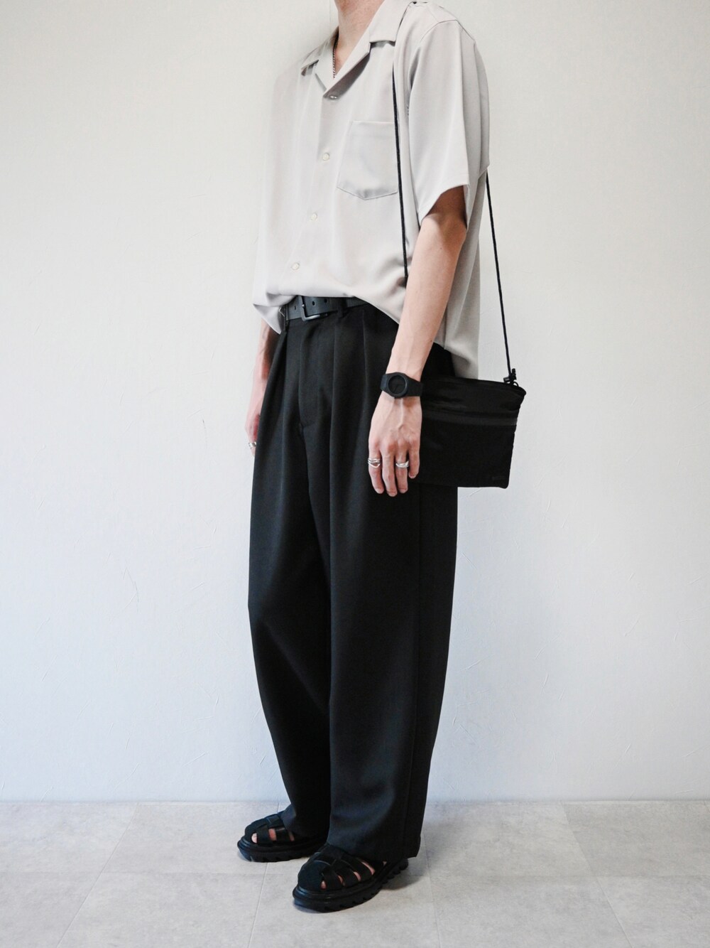 ベージュ系のシャツ/ブラウス、ブラック系のショルダーバッグ、ブラック系のスラックスを着用したメンズの夏コーディネートの1枚目の写真