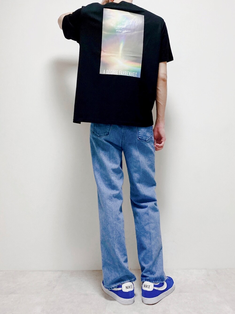 ブラック系のTシャツ/カットソー、ブルー系のデニムパンツ、ブルー系のスニーカーを着用したメンズの夏コーディネートの1枚目の写真