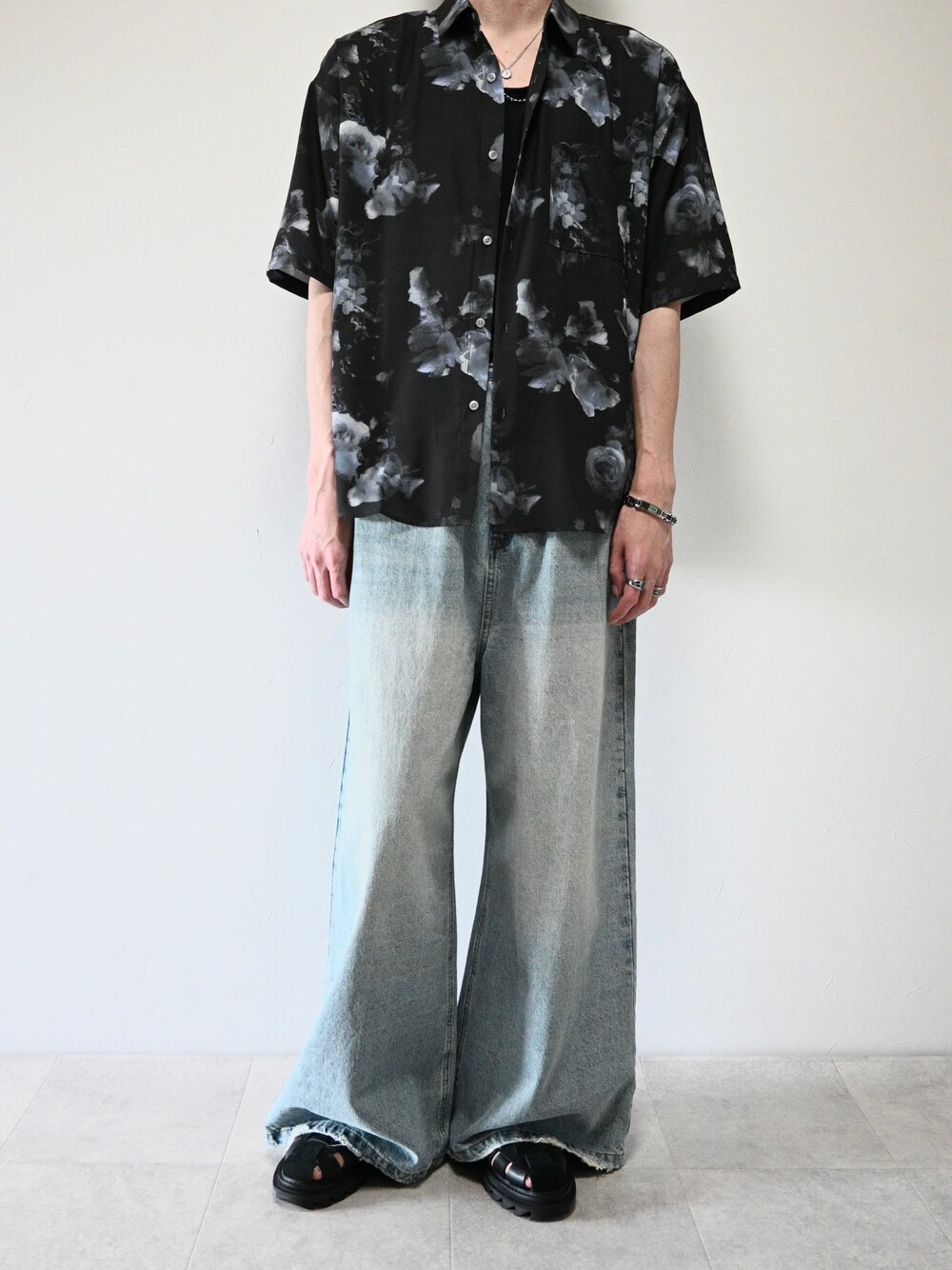 ブラック系のシャツ/ブラウス、ブルー系のデニムパンツ、シルバー系のネックレスを着用したメンズの春コーディネートの1枚目の写真