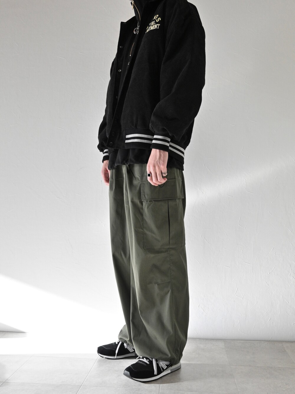 ブラック系のスタジャン、グリーン系のカーゴパンツ、ブラック系のTシャツ/カットソーを着用したメンズの秋コーディネートの1枚目の写真