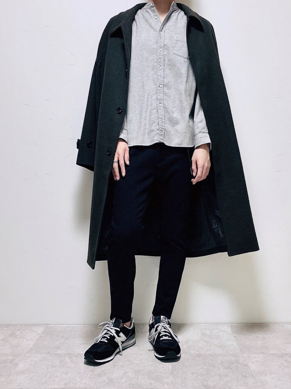 「スキニー、大学生、ロングコート、フランネルシャツ」｜「URBAN RESEARCH ROSSO MENの【一部WEB限定カラー】【抗菌】ハイパフォーマンスフランネルバンドカラーシャツ（シャツ/ブラウス、グレー系）」を使った、ちょびさん（メンズ・184cm）の秋コーディネートの1枚目の写真