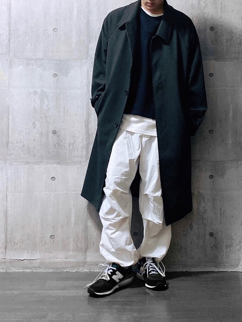 「スニーカー、ロングコート、PR、ナイロンパンツ、レイヤードスタイル」｜「BROKEN BASEのカラースノーカモパンツ（その他パンツ、ホワイト系）」を使った、ちょびさん（メンズ・184cm）の秋コーディネートの1枚目の写真