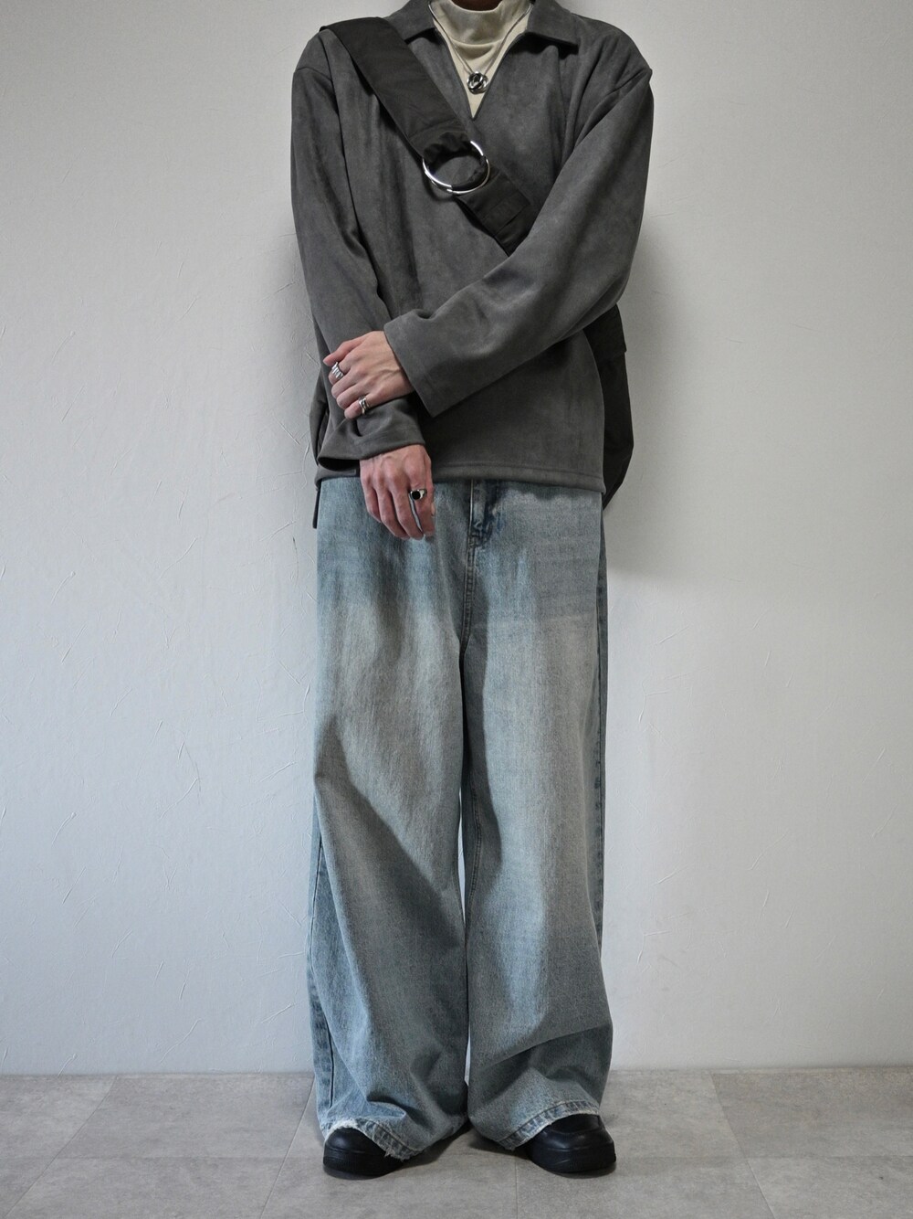 グレー系のシャツ/ブラウス、ブルー系のデニムパンツ、グレー系のショルダーバッグを着用したメンズの秋コーディネートの1枚目の写真