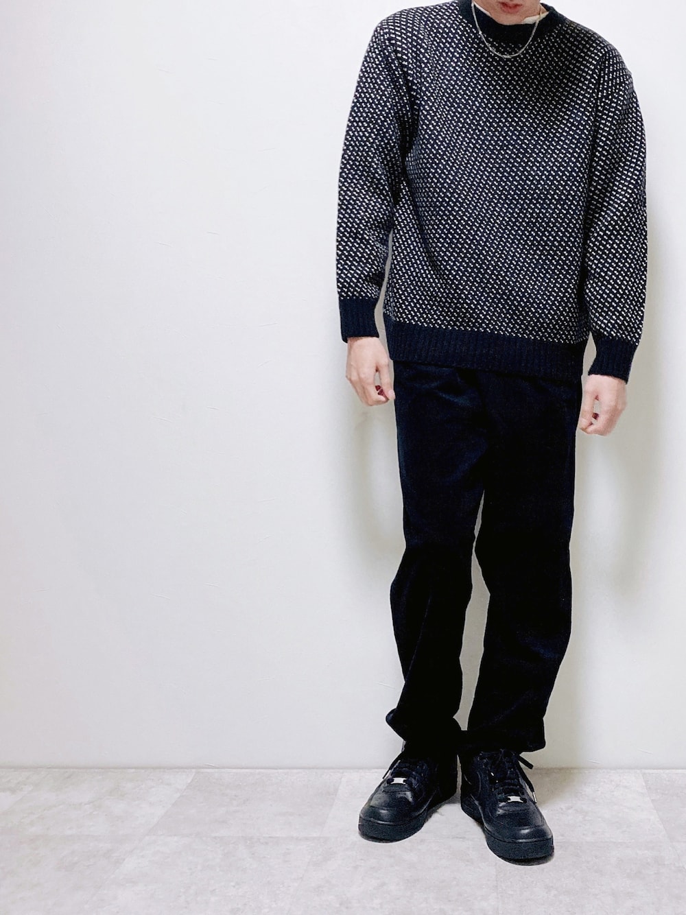 ブラック系のニット/セーター、ブラック系のその他パンツ、ブラック系のスニーカーを着用したメンズの冬コーディネートの1枚目の写真