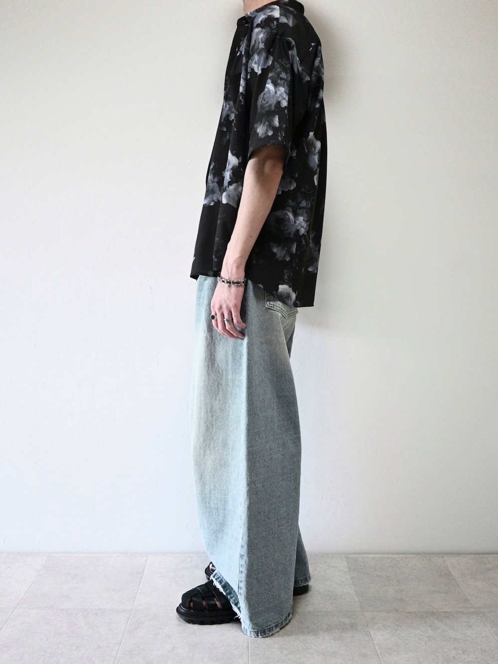 「このスタイルがお気に入り、夏コーデ、花柄、デニム、johnscloset、POLICE、PR」｜「Naive magicの【a】とろみシルクタッチポリエステル 総柄半袖ビッグシャツ/ルーズシルエットシャツ（シャツ/ブラウス、ブラック系）」を使った、ちょびさん（メンズ・184cm）の夏コーディネートの1枚目の写真