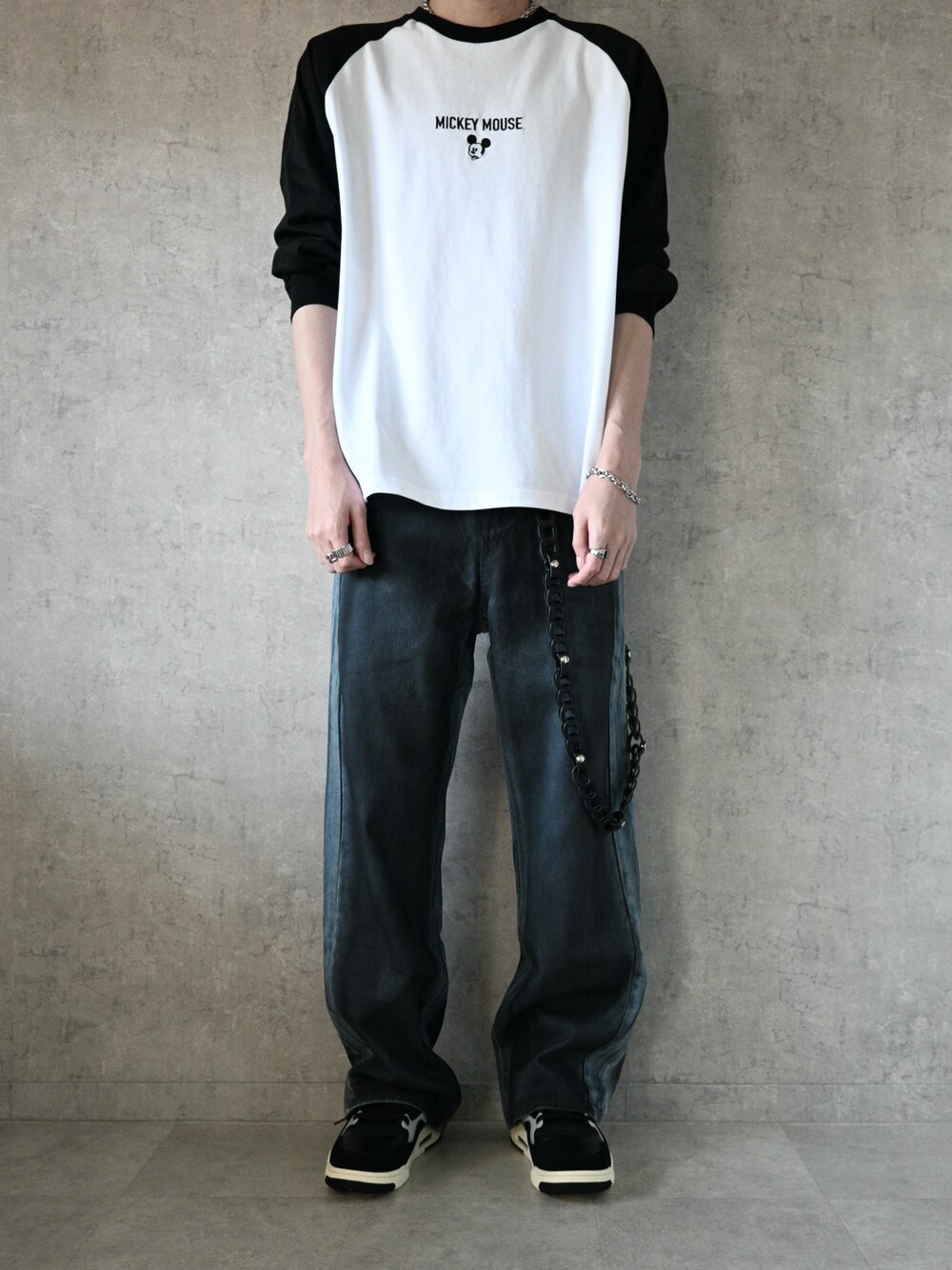 ホワイト系のTシャツ/カットソー、ブラック系のスニーカー、ブラック系のウォレットチェーンを着用したメンズの春コーディネートの1枚目の写真