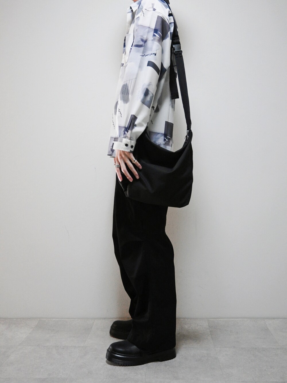 「秋服準備はじめました、WEARyouthコーデ、johnscloset、PR、柄シャツ、シャツスタイル」｜「Naive magicの【a】ナチュラルストレッチポリエステル バルーンスリーブ サイドスリット 長袖総柄シャツ（シャツ/ブラウス、ホワイト系）」を使った、ちょびさん（メンズ・184cm）の秋コーディネートの1枚目の写真