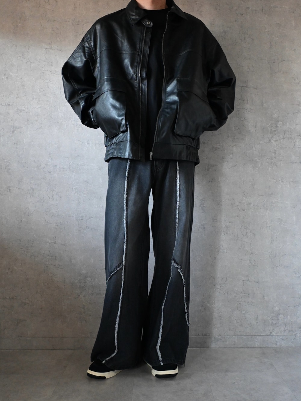 ブラック系のブルゾンを着用したメンズの冬コーディネートの1枚目の写真