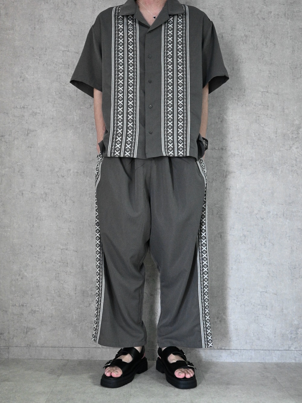 グレー系のシャツ/ブラウス、グレー系のその他パンツ、ブラック系のサンダルを着用したメンズの秋コーディネートの1枚目の写真