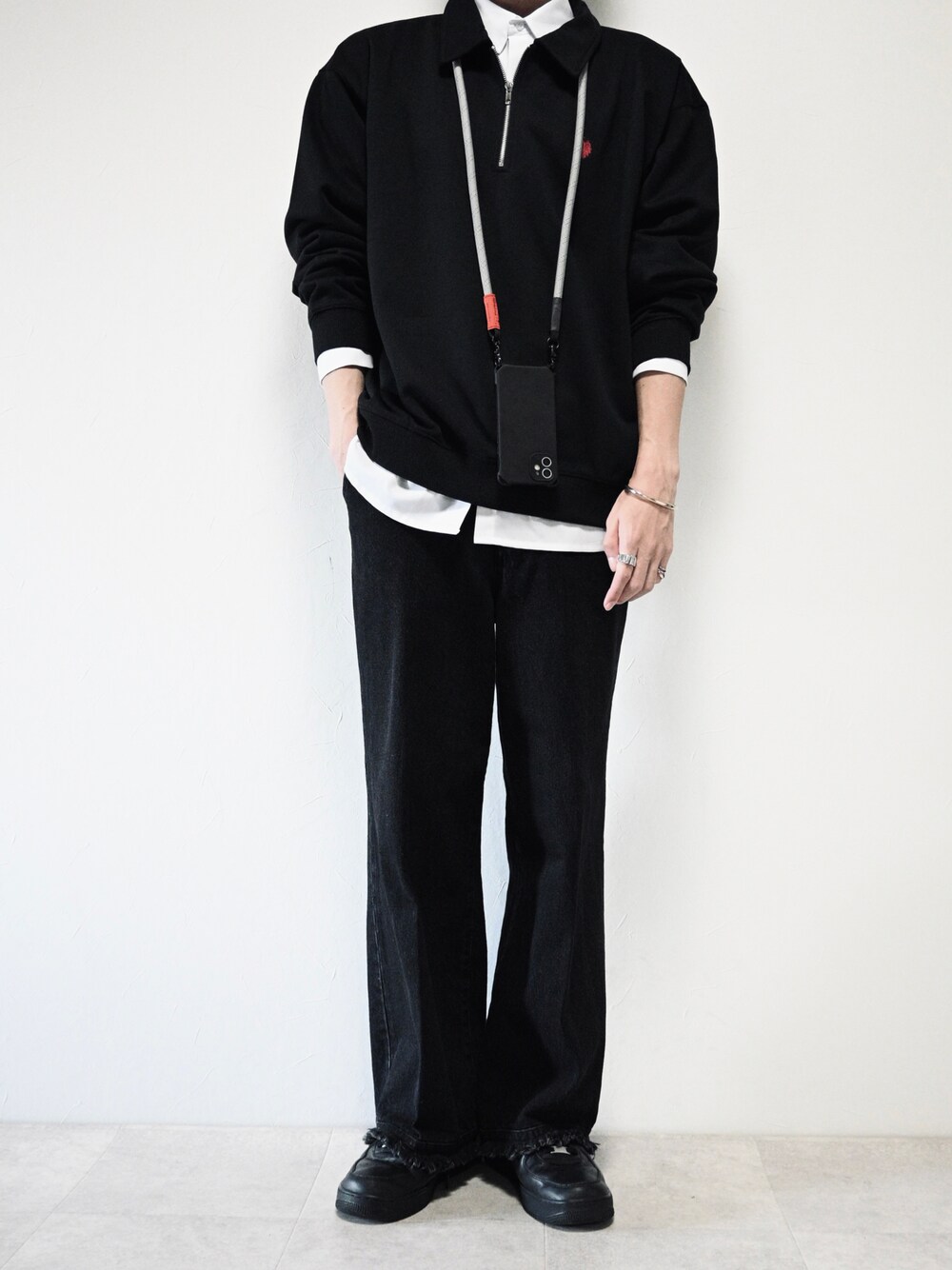 ブラック系のスウェット、ホワイト系のシャツ/ブラウス、ブラック系のデニムパンツを着用したメンズの秋コーディネートの1枚目の写真