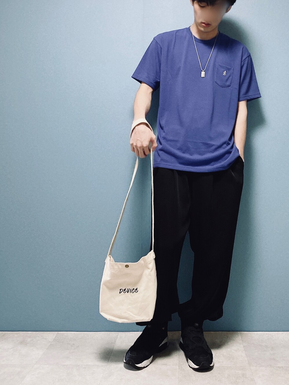 ブルー系のTシャツ/カットソー、ブラック系のその他パンツ、ブラック系のスニーカーを着用したメンズの夏コーディネートの1枚目の写真