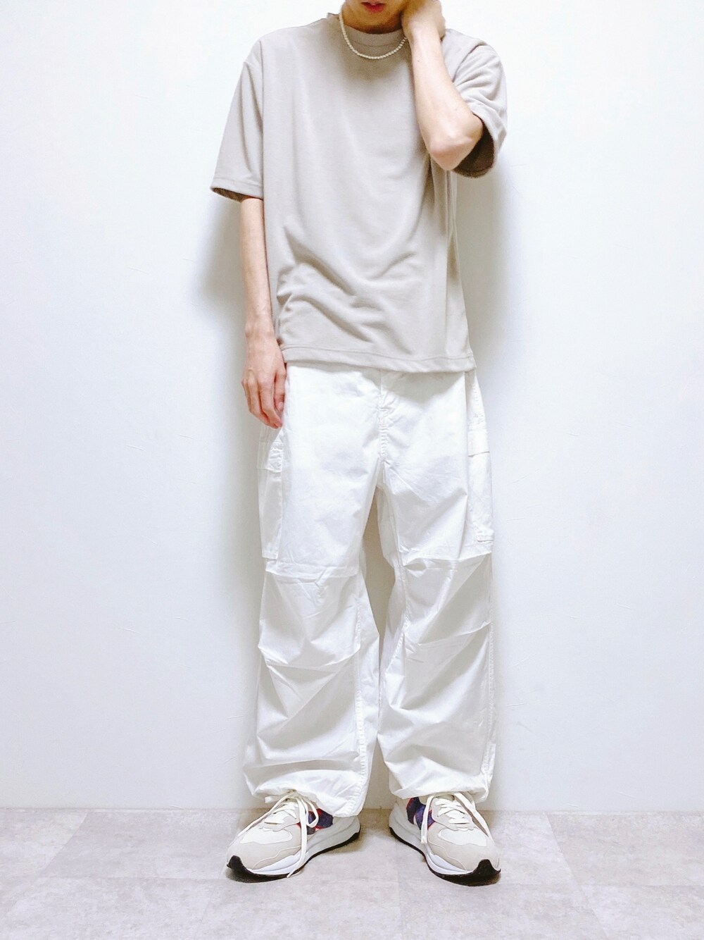 グレー系のTシャツ/カットソー、ホワイト系のデニムパンツ、ホワイト系のスニーカーを着用したメンズの春コーディネートの1枚目の写真