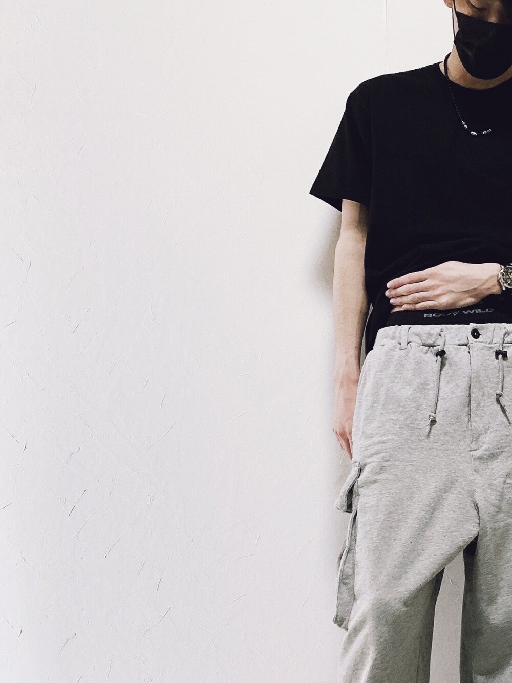 ブラック系のTシャツ/カットソー、グレー系のスウェットパンツ、ブラック系のボクサーパンツを着用したメンズの春コーディネートの1枚目の写真