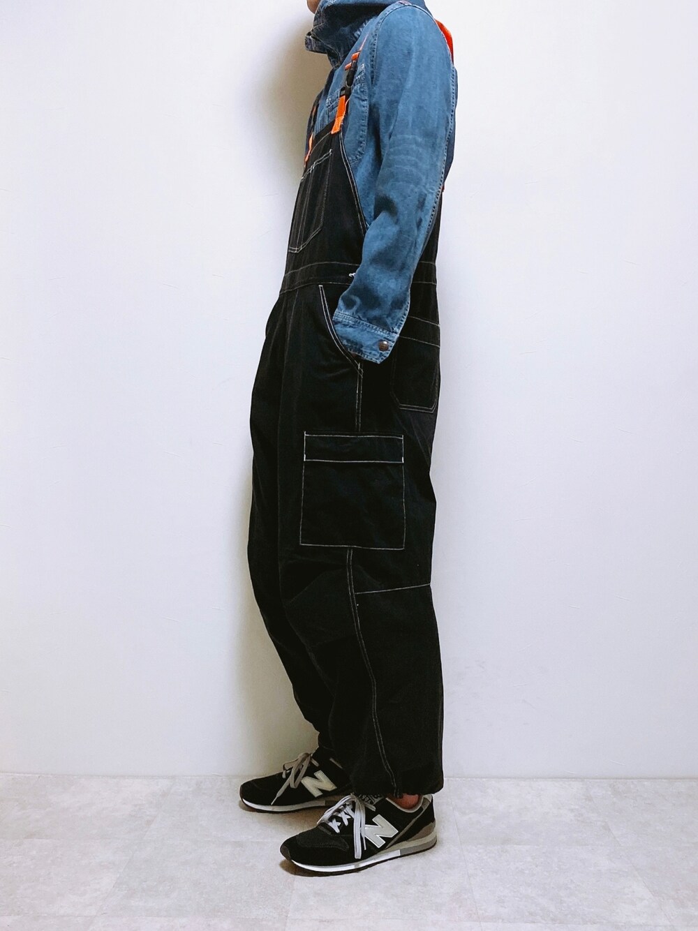 ブラック系のサロペット/オーバーオールを着用したメンズの秋コーディネートの1枚目の写真