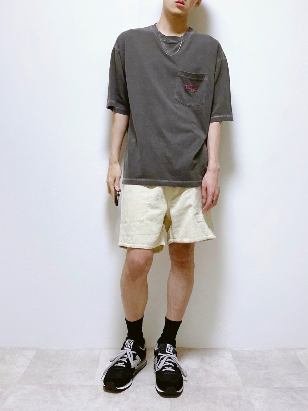 グレー系のTシャツ/カットソー、ホワイト系のその他パンツ、ブラック系のスニーカーを着用したメンズの夏コーディネートの1枚目の写真
