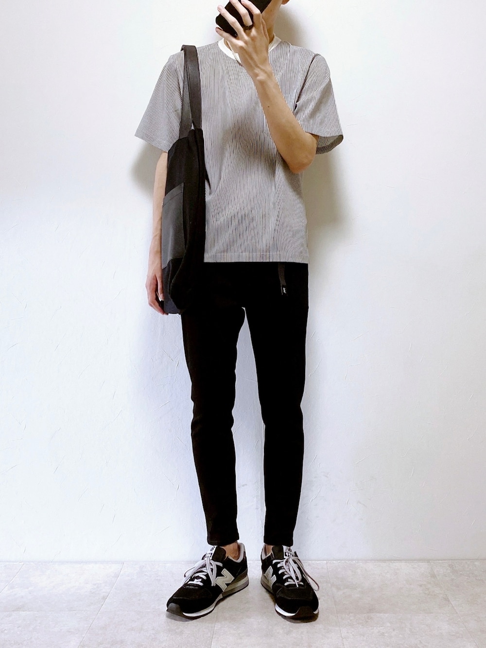 ブルー系のTシャツ/カットソー、ブラック系のデニムパンツ、ブラック系のトートバッグを着用したメンズの夏コーディネートの1枚目の写真