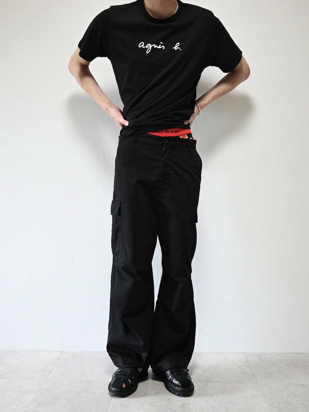 ブラック系のTシャツ/カットソー、ブラック系のカーゴパンツ、ブラック系のボクサーパンツを着用したメンズの夏コーディネートの1枚目の写真