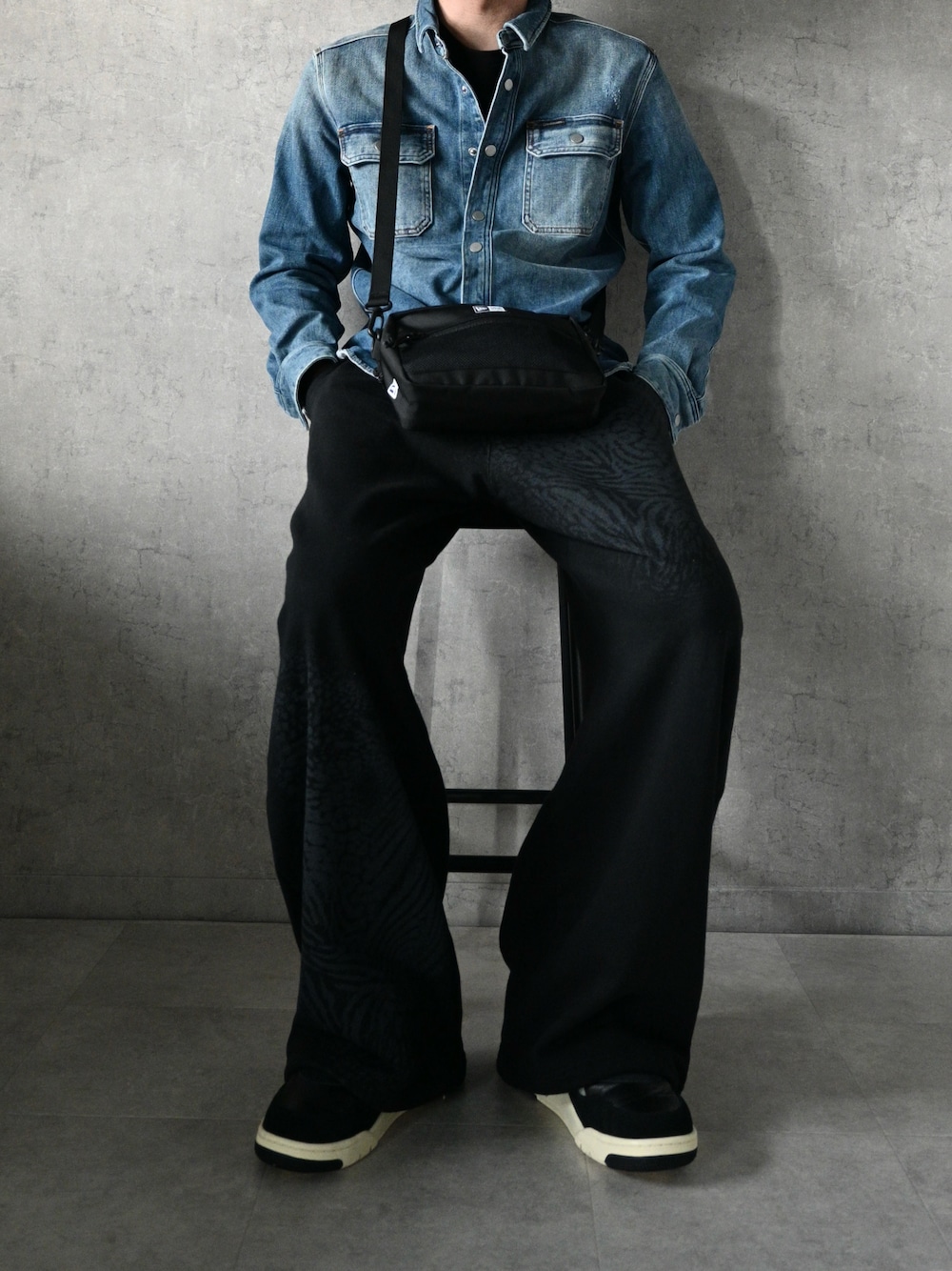 ブラック系のスウェットパンツ、ブラック系のショルダーバッグを着用したメンズの冬コーディネートの1枚目の写真