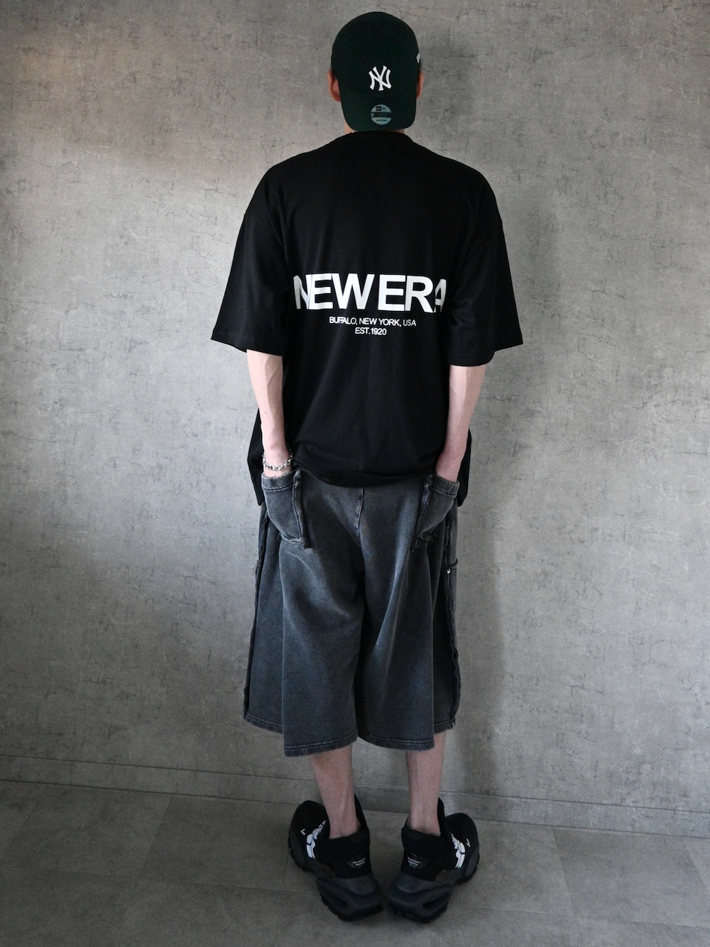 ブラック系のTシャツ/カットソー、ブラック系のスニーカー、ブラック系のスウェットパンツを着用したメンズの夏コーディネートの1枚目の写真