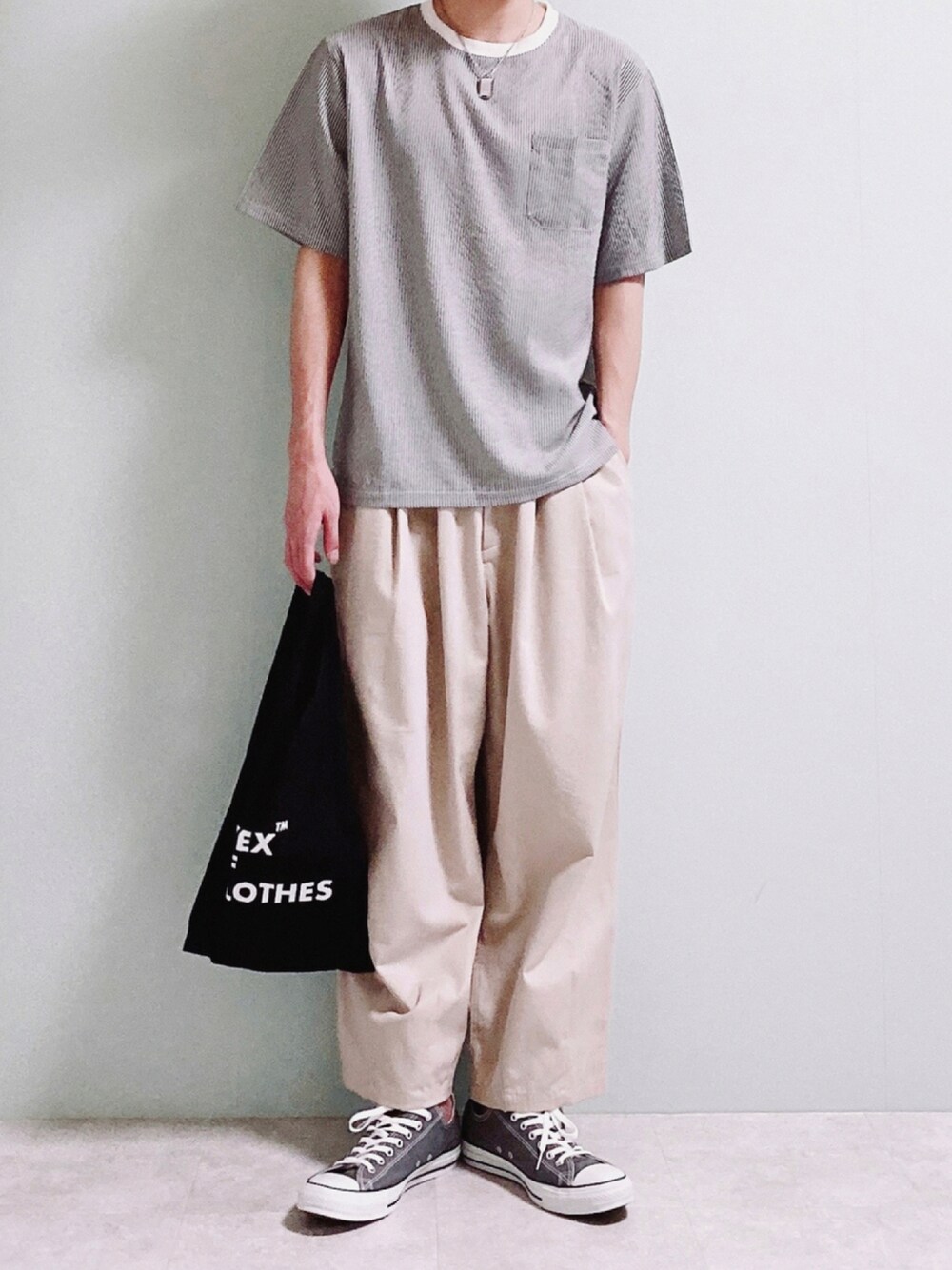 「COOLなこのコが仲間入り、ラフ、ラクチンコーデ、スニーカーコーデ、イージーパンツ」｜「URBAN RESEARCH Sonny Labelの【吸水速乾】クイックドライワイドTシャツ（Tシャツ/カットソー、ブラック系）」を使った、ちょびさん（メンズ・184cm）の夏コーディネートの1枚目の写真