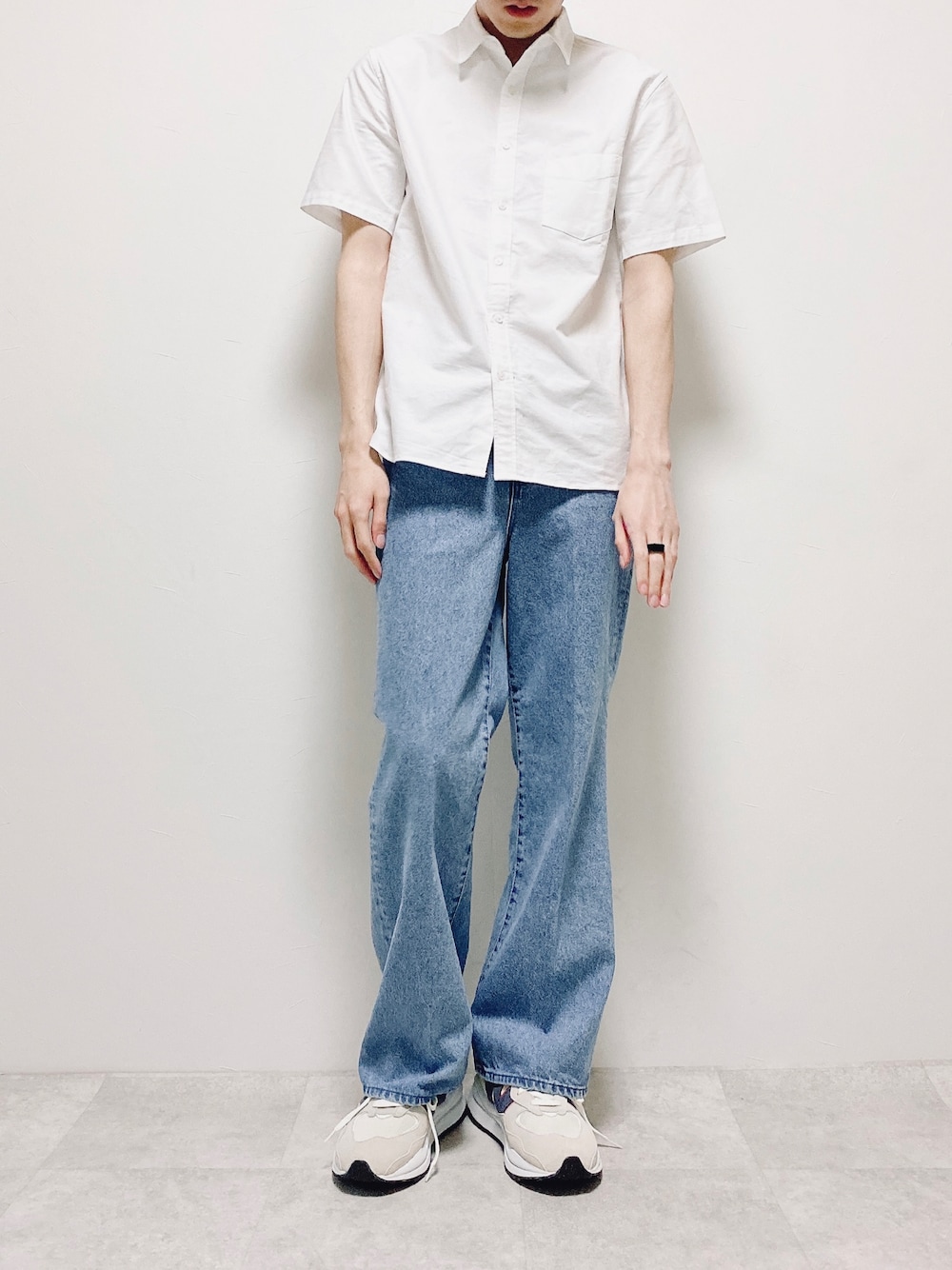 ホワイト系のシャツ/ブラウス、ブルー系のデニムパンツ、ホワイト系のスニーカーを着用したメンズの春コーディネートの1枚目の写真