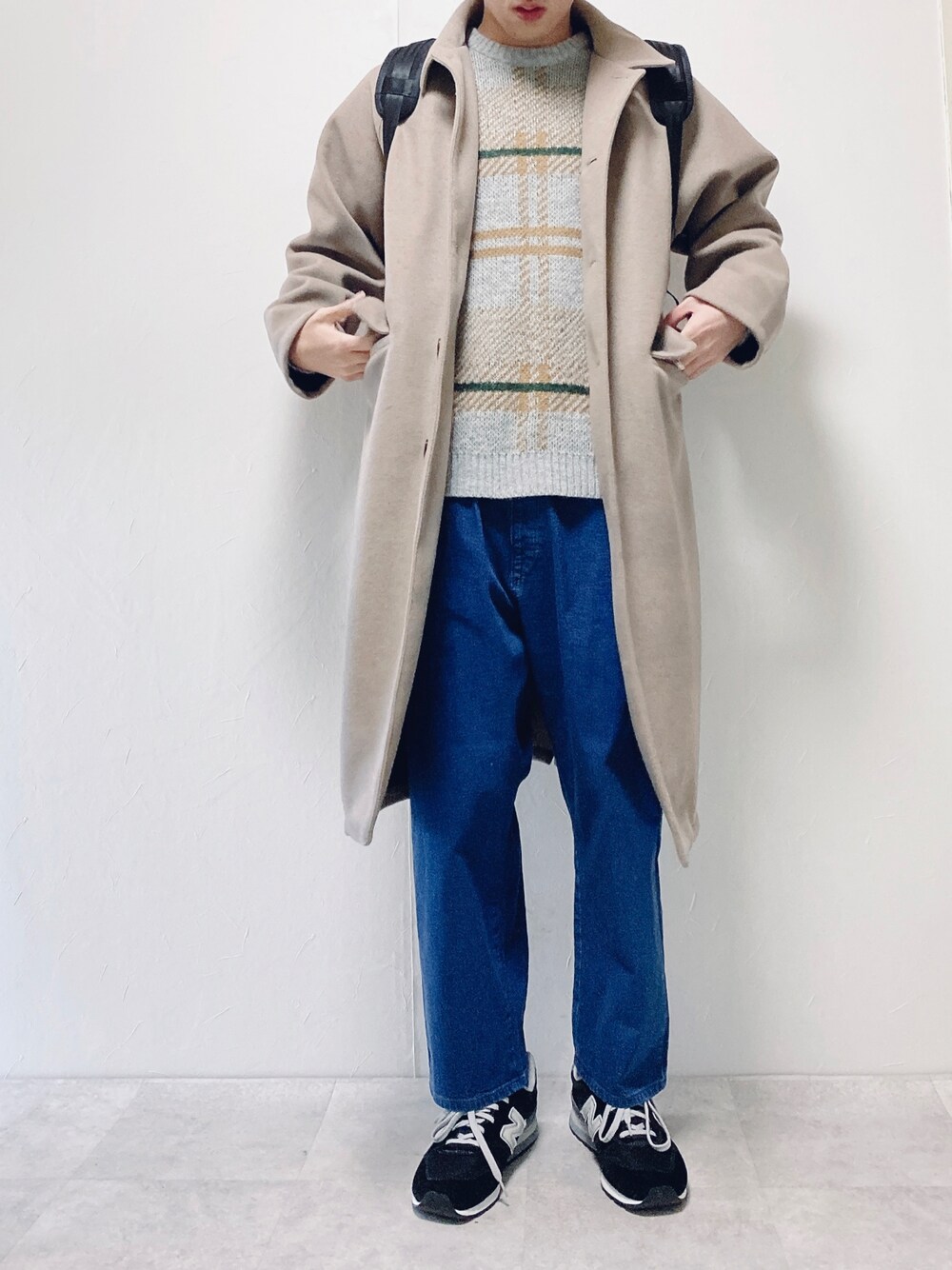 グレー系のニット/セーター、ブルー系のその他パンツ、ベージュ系のチェスターコートを着用したメンズの冬コーディネートの1枚目の写真