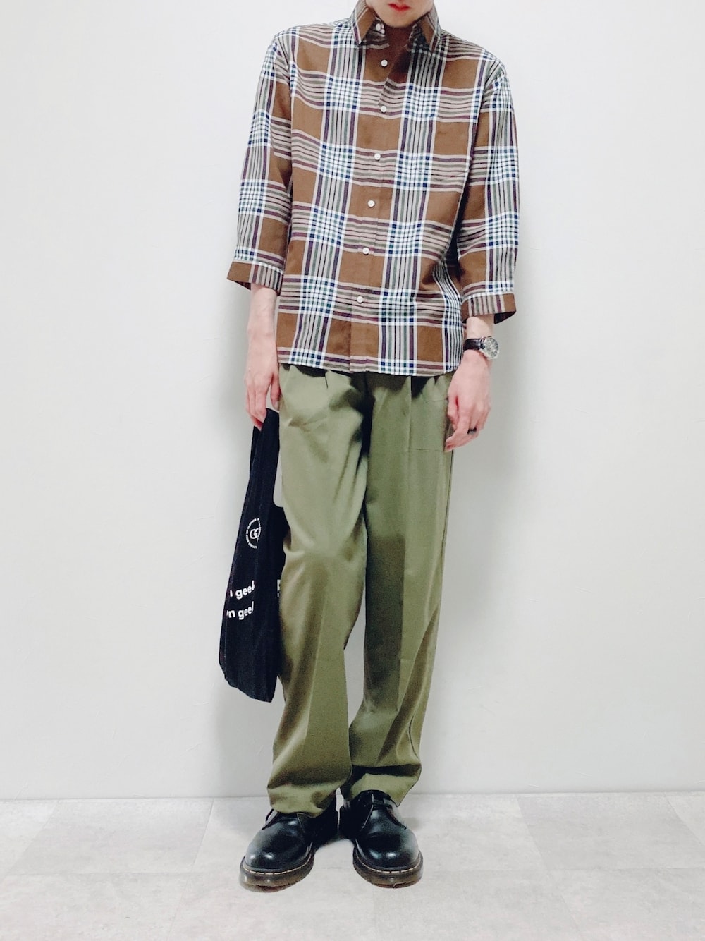 「大人カジュアル、チェックシャツ、FUDGEBOYのトラッドスタイル、春コーデ、春、グリーン」｜「URBAN RESEARCH Sonny Labelのリネン七分袖シャツ（シャツ/ブラウス、ブラウン系）」を使った、ちょびさん（メンズ・184cm）の春コーディネートの1枚目の写真
