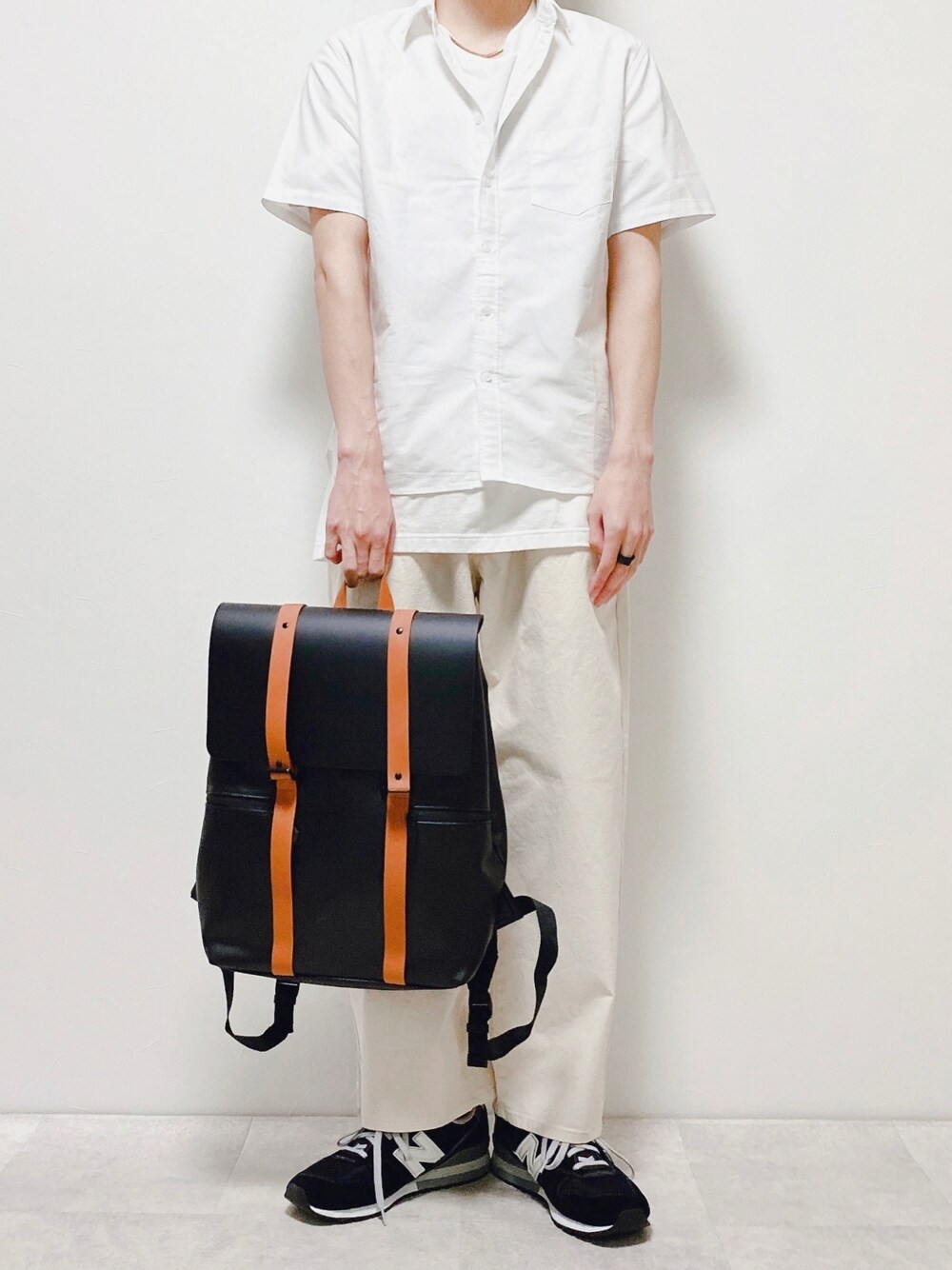 ホワイト系のシャツ/ブラウス、ブラウン系のバックパック/リュック、ホワイト系のその他パンツを着用したメンズの春コーディネートの1枚目の写真