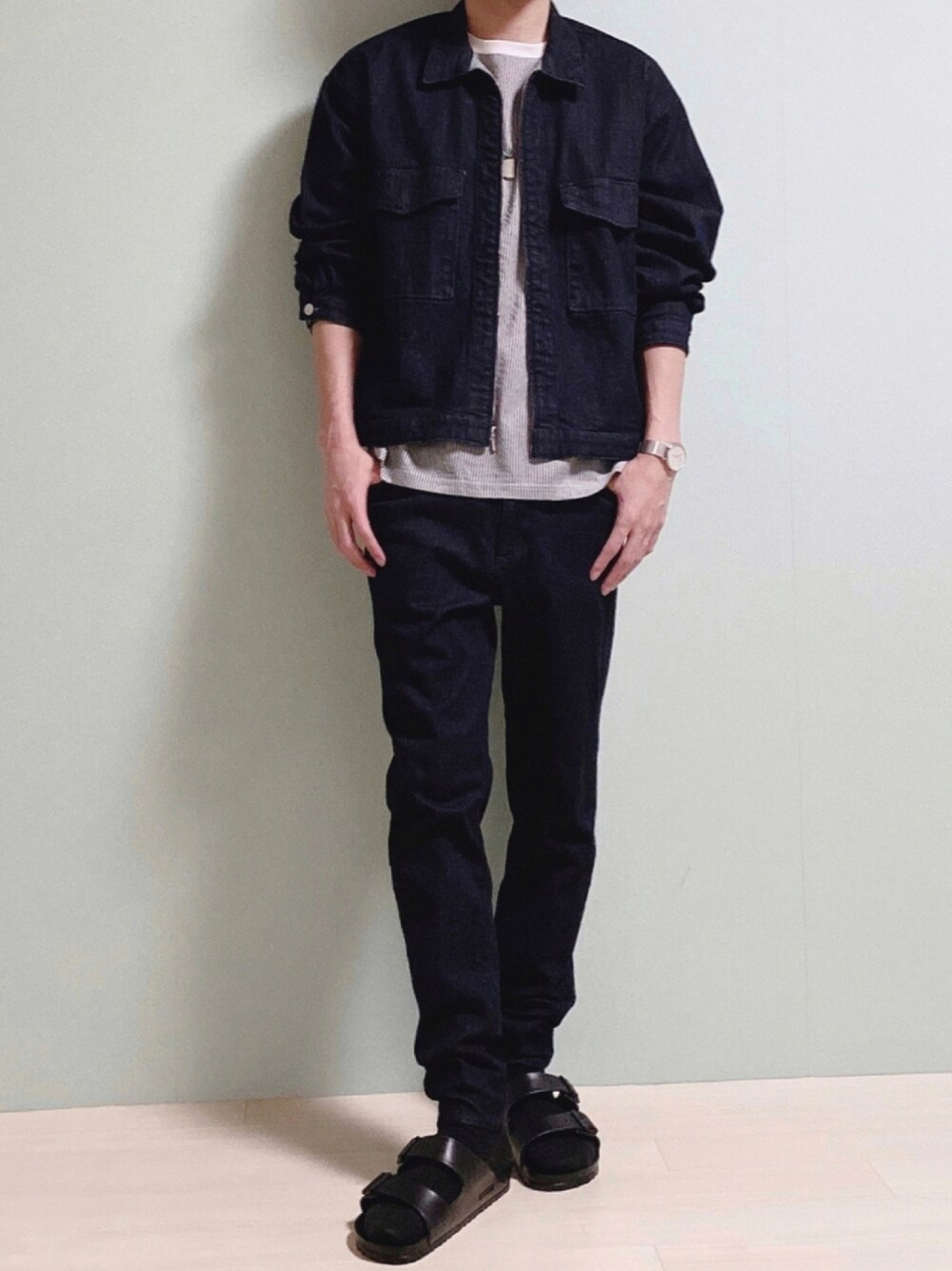 ブルー系のセットアップ、ブラック系のTシャツ/カットソー、ブラック系のサンダルを着用したメンズの夏コーディネートの1枚目の写真