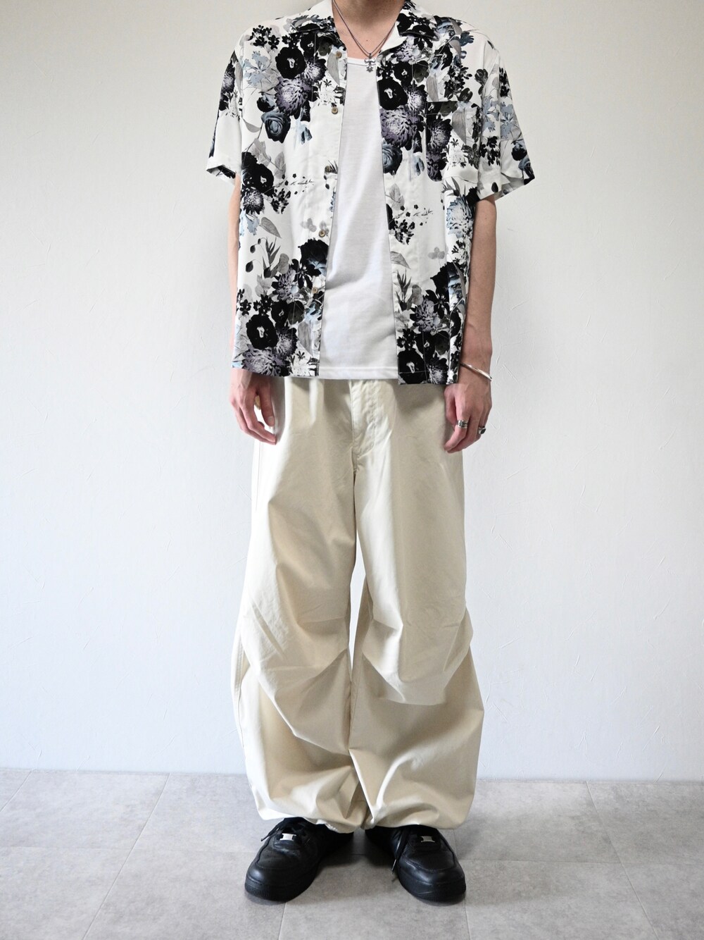 ホワイト系のカーゴパンツ、その他のシャツ/ブラウス、シルバー系のネックレスを着用したメンズの春コーディネートの1枚目の写真