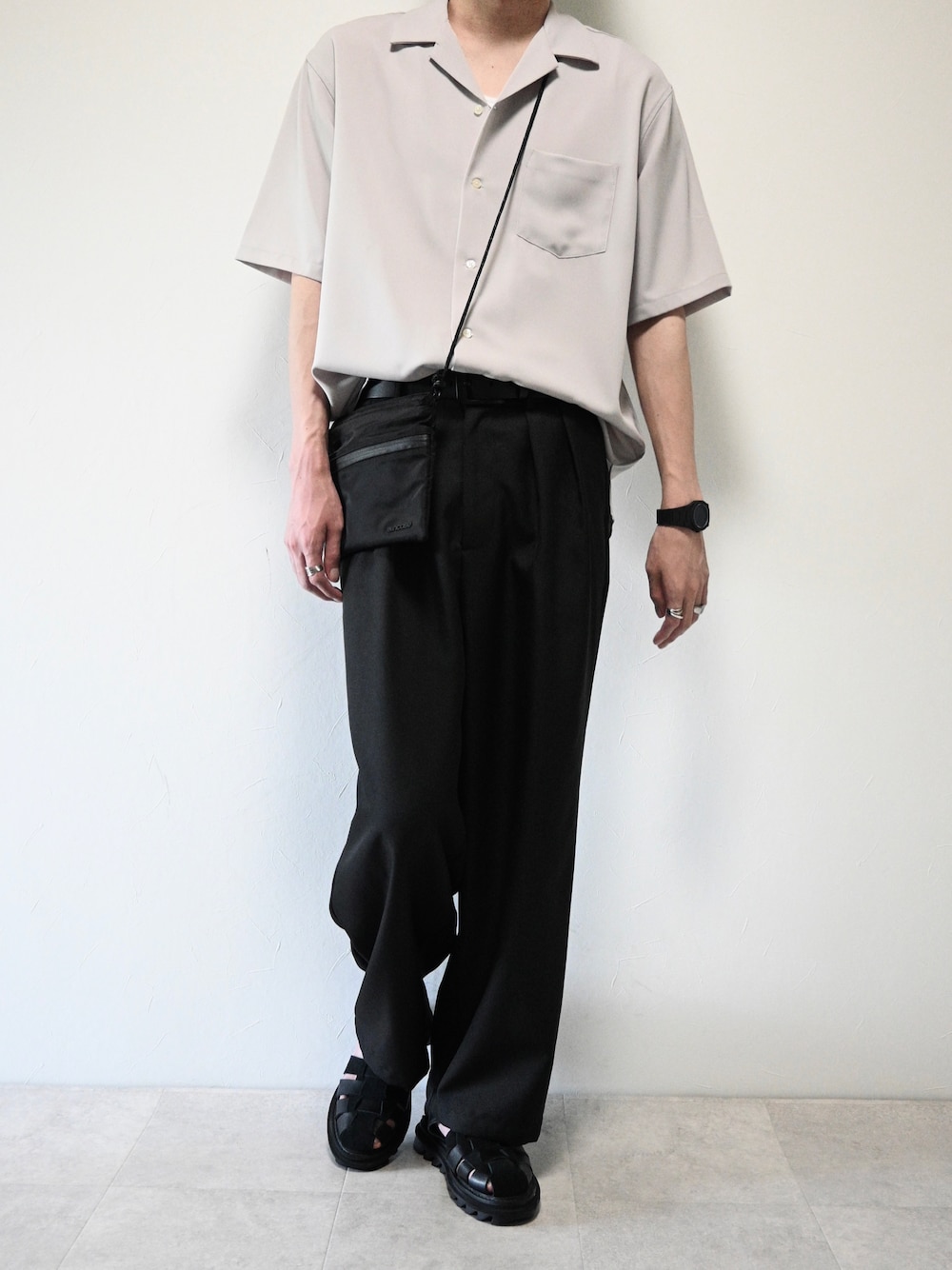 ベージュ系のシャツ/ブラウス、ブラック系のショルダーバッグ、ブラック系のスラックスを着用したメンズの夏コーディネートの1枚目の写真