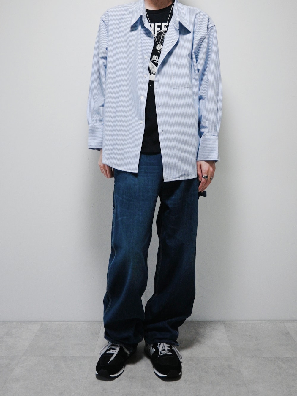 その他のシャツ/ブラウス、ブルー系のデニムパンツ、ブラック系のスニーカーを着用したメンズの春コーディネートの1枚目の写真