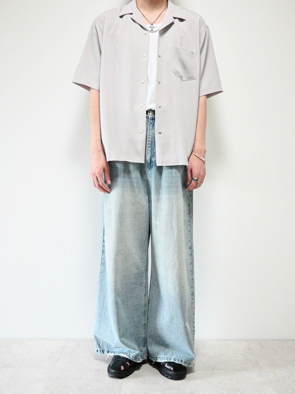 ベージュ系のシャツ/ブラウス、ホワイト系のタンクトップ、ブルー系のデニムパンツを着用したメンズの夏コーディネートの1枚目の写真