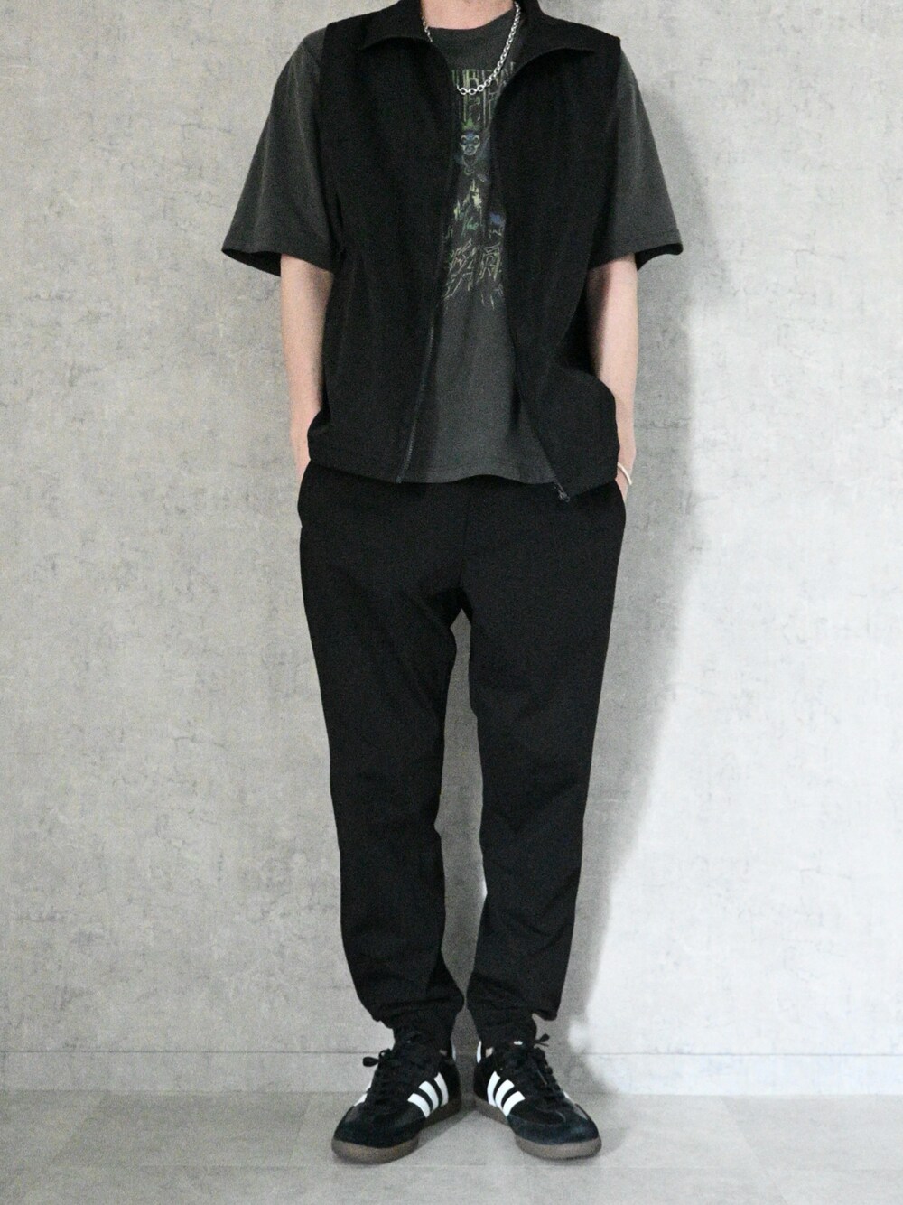 グレー系のTシャツ/カットソー、ブラック系のベスト、ブラック系のその他パンツを着用したメンズの夏コーディネートの1枚目の写真