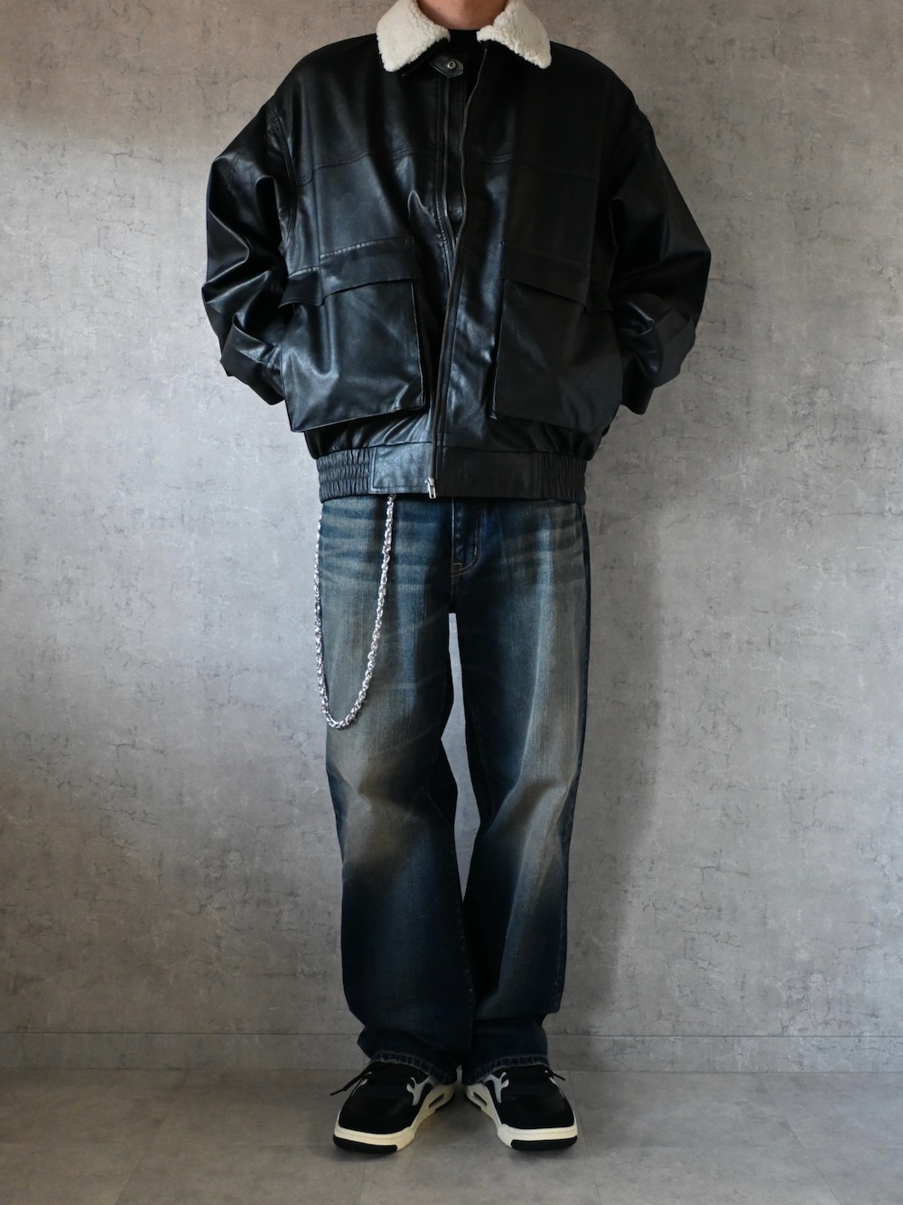 ブラック系のブルゾンを着用したメンズの冬コーディネートの1枚目の写真