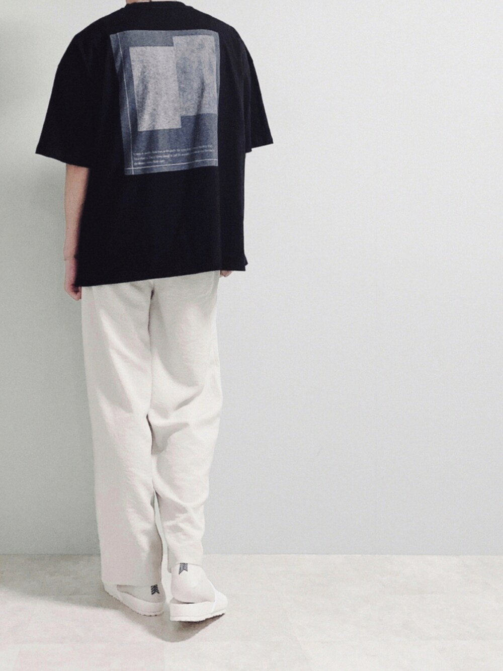 ブラック系のTシャツ/カットソー、ホワイト系のその他パンツ、ホワイト系のサンダルを着用したメンズの夏コーディネートの1枚目の写真