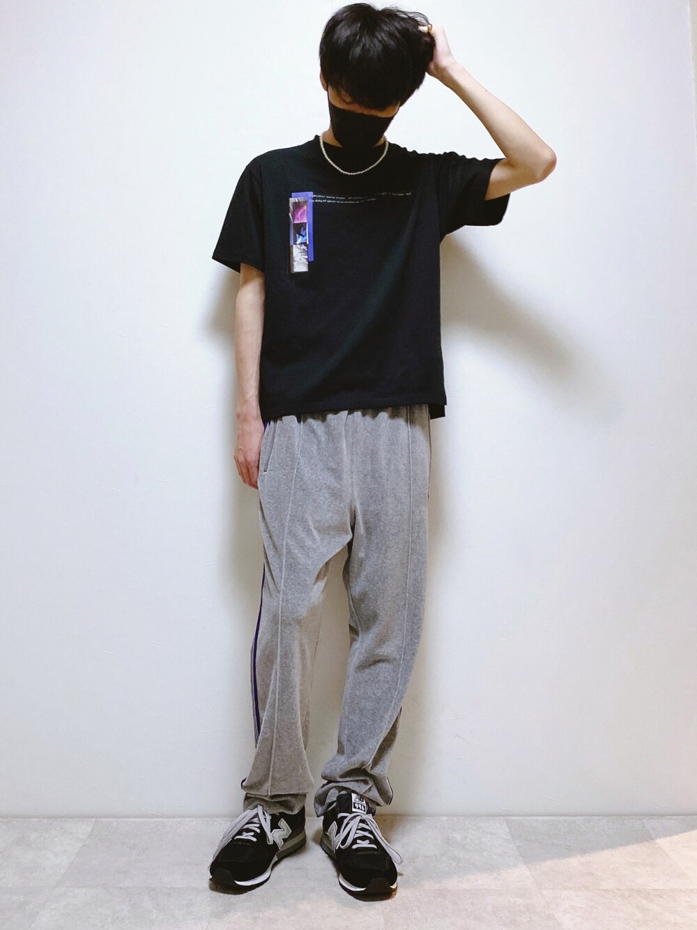 ブラック系のTシャツ/カットソー、グレー系のパンツ、ブラック系のスニーカーを着用したメンズの夏コーディネートの1枚目の写真