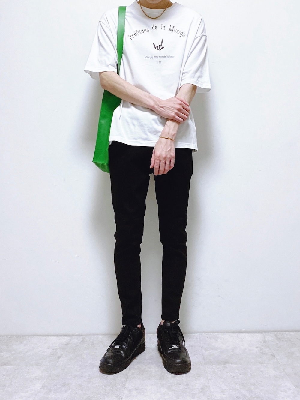 ホワイト系のTシャツ/カットソー、ブラック系のデニムパンツ、グリーン系のトートバッグを着用したメンズの夏コーディネートの1枚目の写真