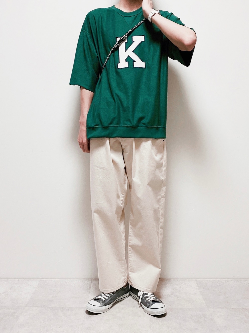 「カジュアル、グリーン、ワイドパンツ」｜「niko and...のロゴプリントスウェットＴシャツ（Tシャツ/カットソー、グリーン系）」を使った、ちょびさん（メンズ・184cm）の春コーディネートの1枚目の写真