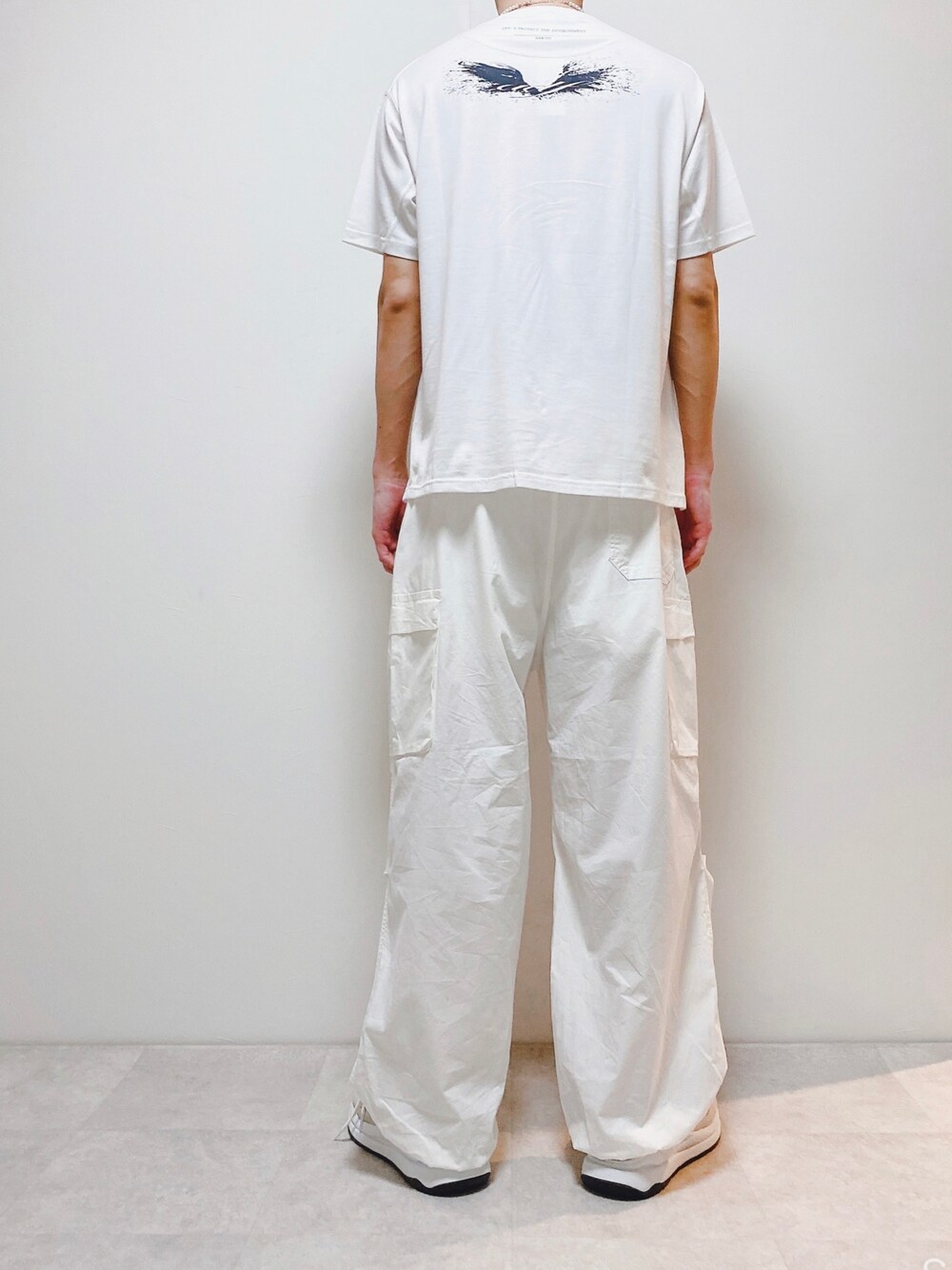 ホワイト系のTシャツ/カットソー、ホワイト系のデニムパンツを着用したメンズの春コーディネートの1枚目の写真