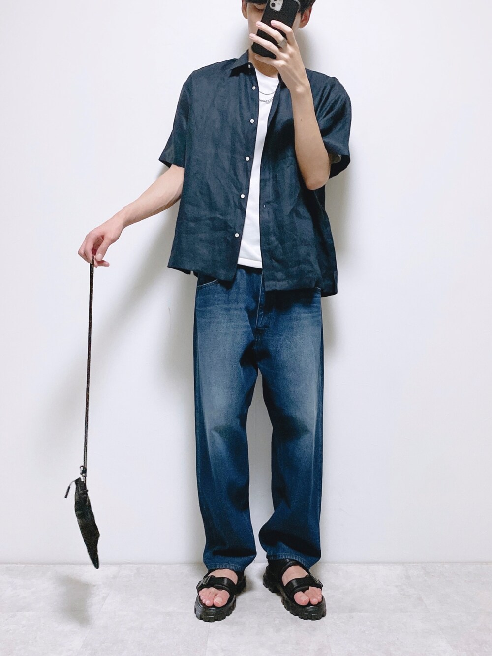 ブルー系のシャツ/ブラウス、ブルー系のデニムパンツ、ブラック系のショルダーバッグを着用したメンズの夏コーディネートの1枚目の写真