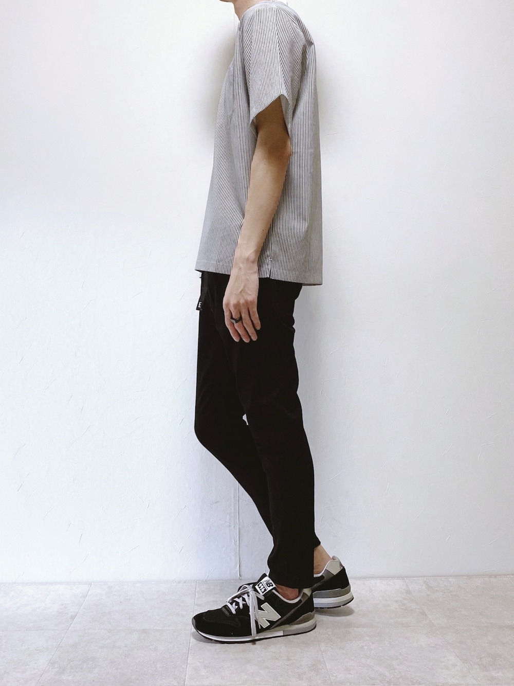 ブルー系のTシャツ/カットソー、ブラック系のデニムパンツ、ブラック系のスニーカーを着用したメンズの夏コーディネートの1枚目の写真
