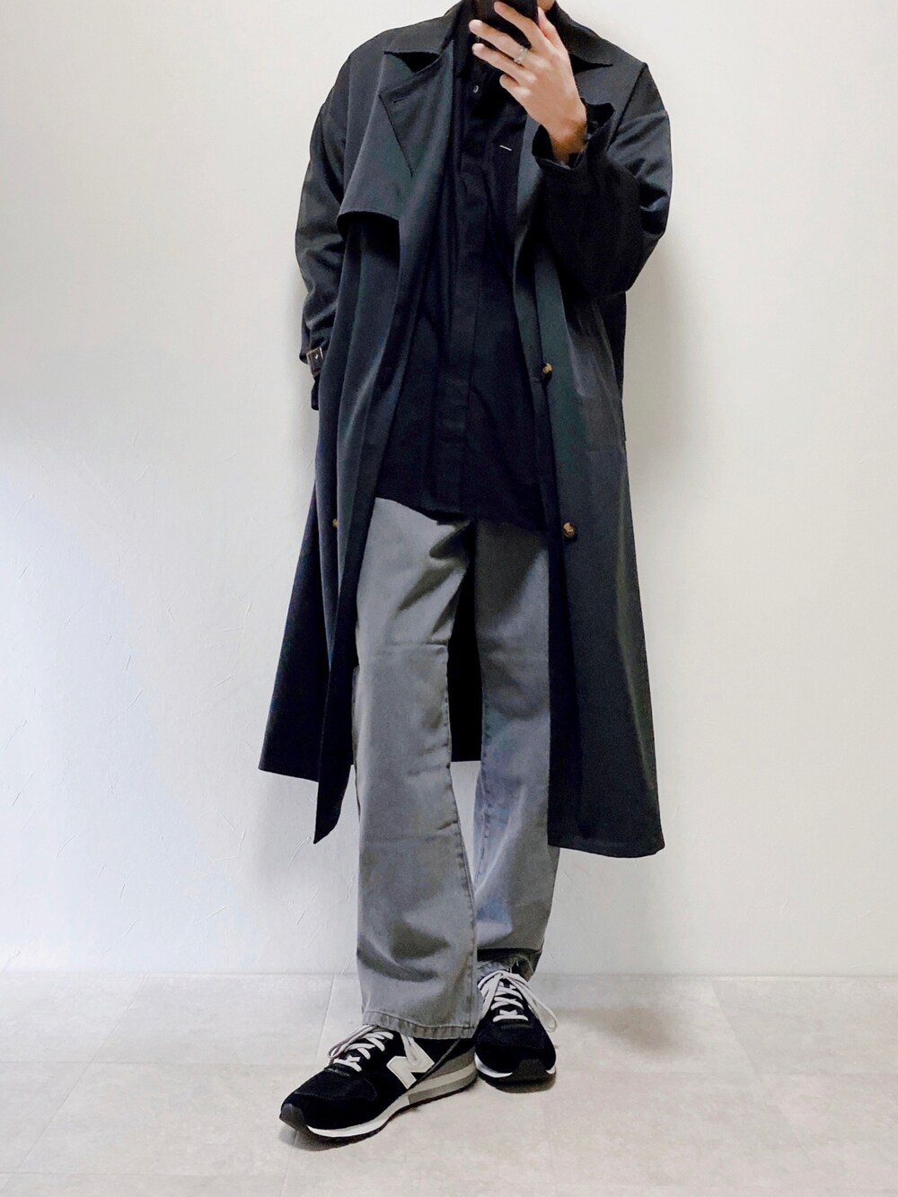 「ストレートパンツ、デニムパンツ、トレンチコート、シンプル、大人カジュアル、きれいめカジュアル、エマクローズ、韓国ファッション、PR」｜「EMMA CLOTHESのルーズセミワイドストレートデニムパンツ EMMA CLOTHES 2022SS（デニムパンツ、グレー系）」を使った、ちょびさん（メンズ・184cm）の春コーディネートの1枚目の写真
