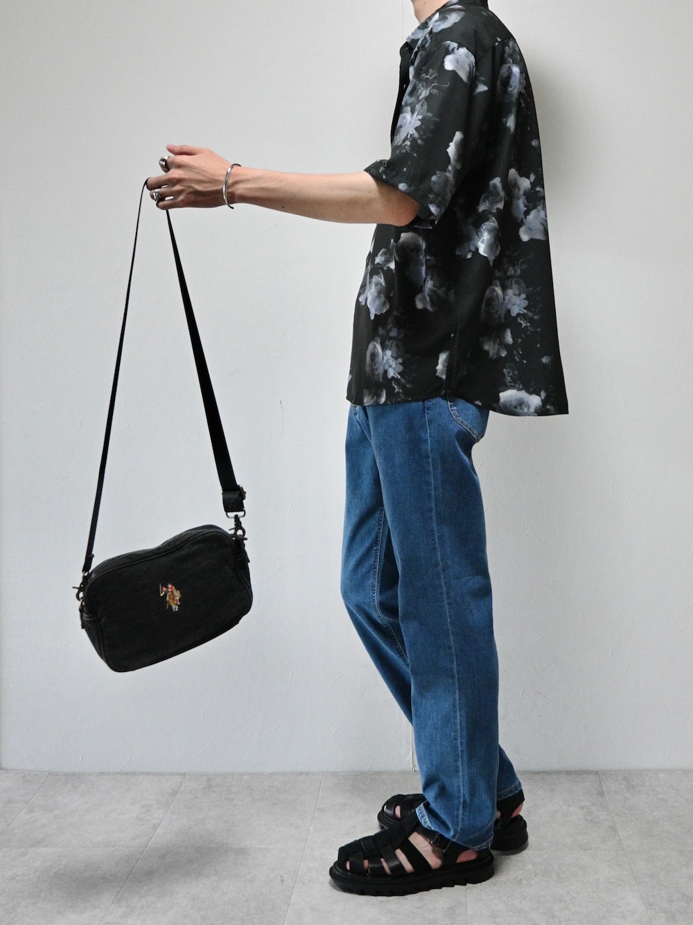 「このスタイルがお気に入り、ショルダーバッグ、デニムパンツ、LEE、USポロ、PR、カジュアル」｜「Leeのドライタッチで涼しく快適AMERICAN STANDARD　201ストレート【COOL】（デニムパンツ、ブルー系）」を使った、ちょびさん（メンズ・184cm）の夏コーディネートの1枚目の写真