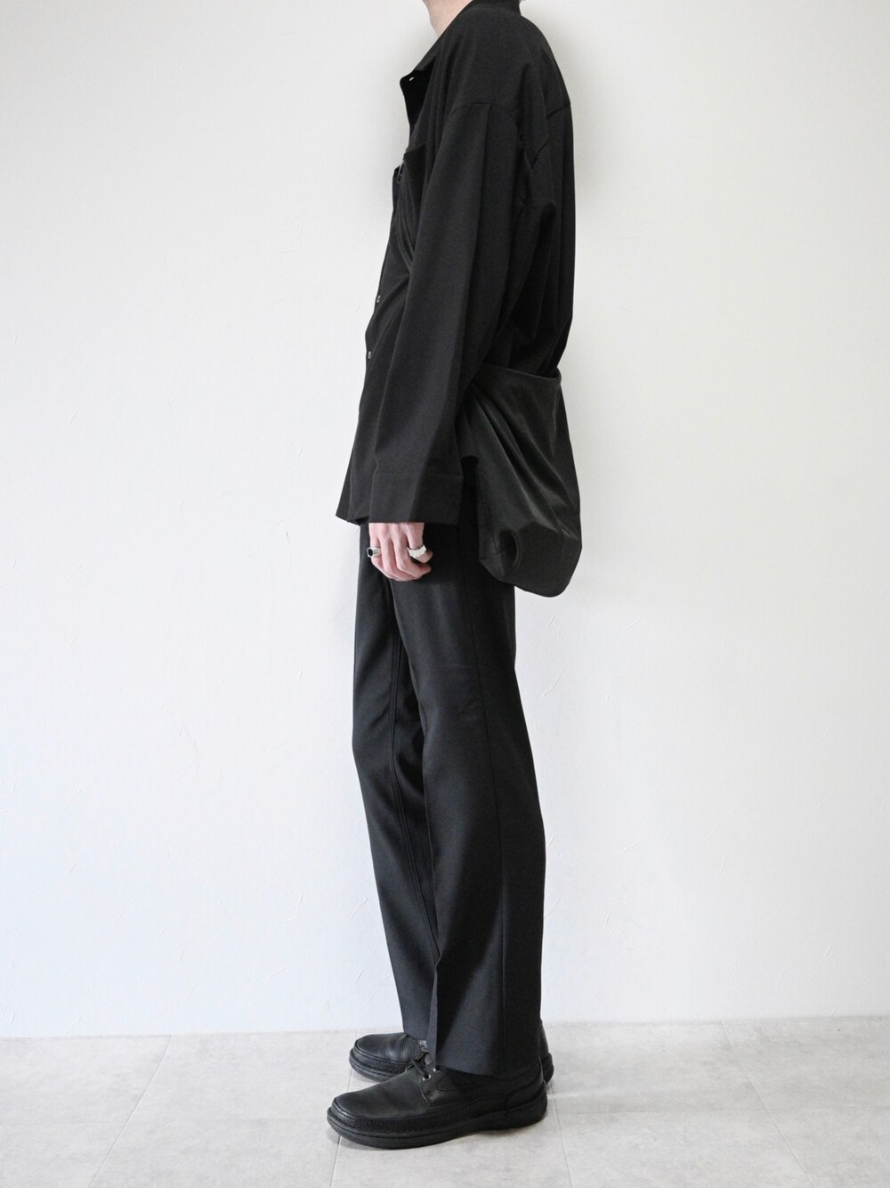 ブラック系のスラックス、ブラック系のシャツ/ブラウス、ブラック系のスニーカーを着用したメンズの秋コーディネートの1枚目の写真