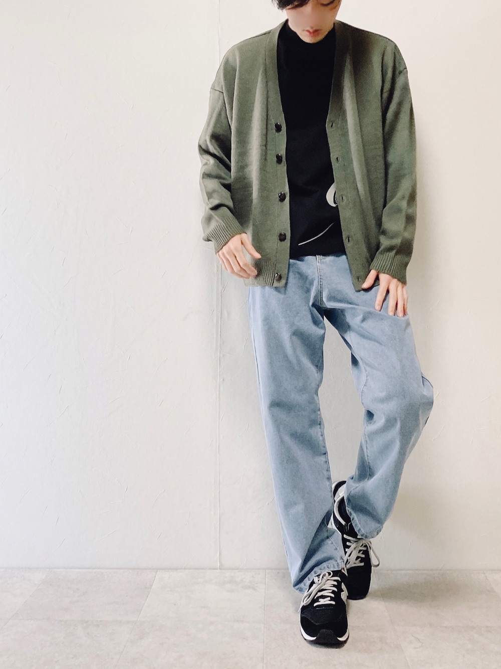 グリーン系のカーディガン/ボレロ、ブラック系のTシャツ/カットソー、ブルー系のデニムパンツを着用したメンズの冬コーディネートの1枚目の写真